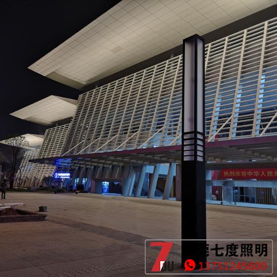 6米现代简约市政广场LED桃子视频网站柱安装效果图